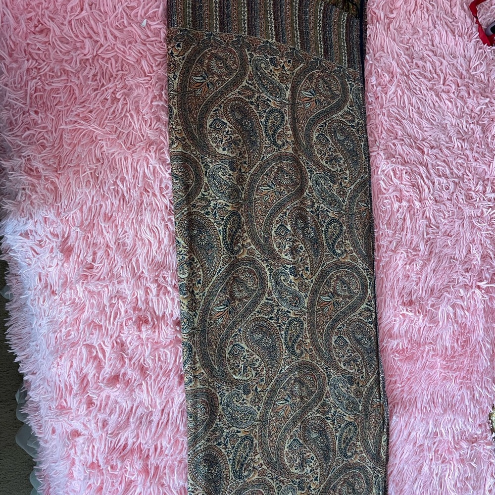 Scarf/pashimina. Paisley Patterned Scarf - Picture 3 of 5